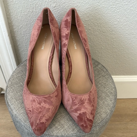 Pour La Victoire Pink Velvet Cece Rose Pointed Floral Embossed Pump 9.5 - Picture 5 of 13